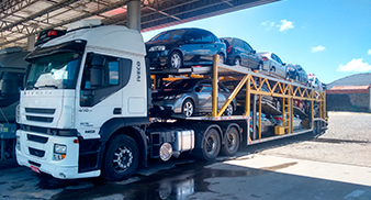 Caminhão Cegonha preparando para transportar os veículos